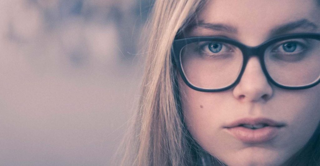 woman-eye-glasses